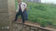 老钓友泄洪口野钓，钓获大鲫鱼遛到岸边提鱼上岸跑鱼后悔没带操网