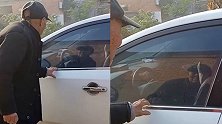 暖心！失忆老爷爷和车窗上自己的影子吵架 儿子哄小孩般耐心陪伴