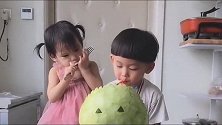 一岁半妹妹不好好吃饭，三岁半的哥哥一句我喂妹妹吃，太暖心了
