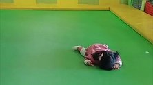 小宝宝玩蹦床摔了一跤，结果一动不动不肯起来，画面太搞笑了！
