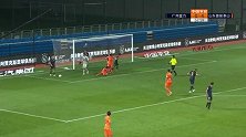 就差一点！段刘愚人球分过门将后不慎摔倒错失空门