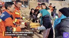 青海民和县现场：群众为消防救援支队送柴火取暖