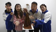 抠门老师请吃饭，食物竟是“黑炭”和“抹布”，怎么回事？