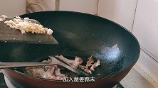 农家菜豆芽炒细粉做法，豆芽清脆，粉条劲道入味，这样吃着太香了