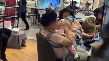 无意间拍到这一幕，爸爸的爱太浓烈了，求小宝宝的心理阴影面积