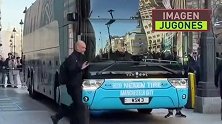 瓜迪奥拉赛后离开酒店启程返回曼彻斯特 面带笑容向球迷挥手