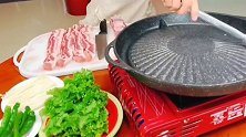 韩国婆婆做的正宗的烤肉，婆婆是个麻利人，看动作就知道了！