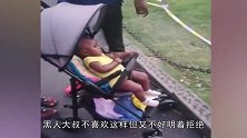 外国游客“当”风景，挂牌合影“10元一次”，网友：这招儿真高