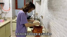 三线城市的早餐还挺丰盛，银耳莲子羹配上鸡蛋清菜饼，营养又美味