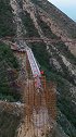 龙门山建设中的高空玻璃栈道！