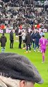 实拍纽卡2-1曼城赛后 瓜帅吉马良斯激烈交谈