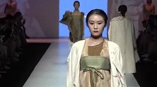 古色古香的设计，美女举着莲叶走秀，别有韵味