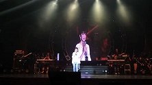 50岁孟庭苇登台献唱，风中有朵雨做的云，长发搭肩气质依旧