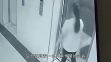 是亲生的吗？女子电梯口一把“拽住”孩子，将其“甩”到地上