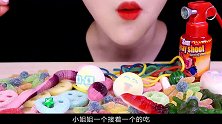 美女吃超火爆糖果大餐恐怖的小蛇糖果，小姐姐直接咬掉整个头！