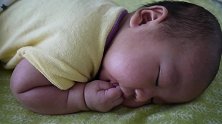 好可爱！七周大的宝宝吃着手自己哄自己睡觉，听听这声音太逗了
