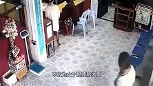 医生正在看病，女子假装称体重，监控拍下不耻画面！