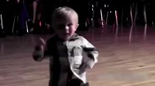 小宝宝自己偷跑进舞池，即兴跳起舞来，全场瞬间就被小娃燃炸了
