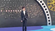 蔡徐坤一身黑西装风度翩翩粉丝高呼应援很给力
