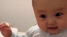 宝宝真有才，下一秒宝宝和妈妈的逗趣反应，超萌超可爱