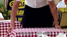 服务员垫桌脚，却把桌子掀翻网友在中国她早被投诉了