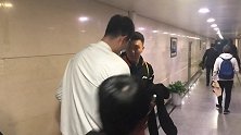 【PP体育在现场】老队友！李根孙桐林赛后通道里寒暄聊天