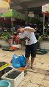 老表去市场买点海鲜不知道老板看到会怎么想