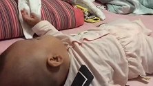 小宝宝躺在床上练九阴白骨爪，这表情实在太可爱了，超萌！