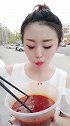 美女直播吃无骨鸡爪，那通红的辣椒水，真不知道她是怎么吃下去的