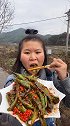 农村吃货柴火辣椒，辣的不要不要的