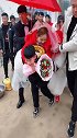 这是哪里的结婚习俗，弟弟背姐上车