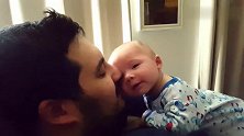 爸爸轻轻的吻了吻宝宝小脸，宝宝抬起脸甜甜的笑了起来，萌化了