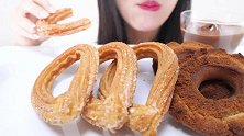 小姐姐吃酥酥脆脆的吉事果，咀嚼音听起来也太过瘾了吧