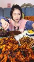 别看美女这小身板，胃口可真大，满满一桌子的菜吃的嘎嘎香！