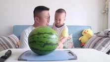 西瓜宝宝是妈妈生的吗小伙花2小时给儿子上一课，生宝宝太难了