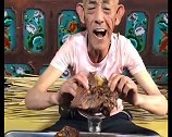 大爷吃大块的马肉，啃得真香