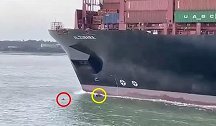 英国一艘小船故障停在巨型货轮航道上 船上男子跳水游泳逃生