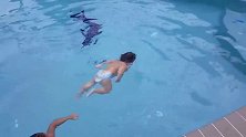 小宝宝自个在泳池游泳，翻身仰泳全程享受，太佩服了