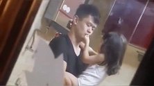 厨房门口偷拍到这一幕，小情人又在给她爸撒娇，老娘成多余的人了