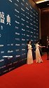 钟楚曦非常有个性，披着黑色斗篷走红毯