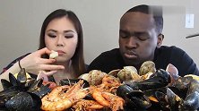 小两口吃贻贝和大虾，看着有一种莫名的喜感