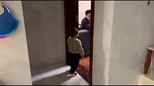 宝宝被妈妈打哭了，然后就去爸爸的门口哭，紧接着门就开了！人精