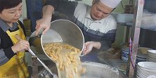 早餐也排队排到脚疼！23年油茶麻花店生意火爆,价格却让人意外