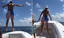 美国一名男孩在船上随着海浪节奏跳跃 似乎漂浮在半空中