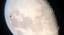 天文爱好者观测月球意外拍到超大型UFO！
