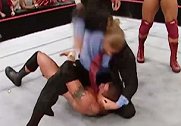 WWE经典名场面！HHH携手巴蒂斯塔暴揍兰迪欧顿