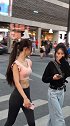 两个不同风格的小姐姐逛街，都好漂亮，你喜欢哪一种类型呢