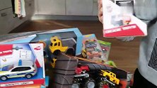 小正太收到了几十辆玩具车，太好玩了！