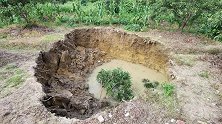 广西一村庄地面持续塌陷现多个坑洞：已撤离42人，诱因不明