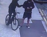 英国：伦敦街头一男子正看手机时被一名骑车男子瞬间抢走